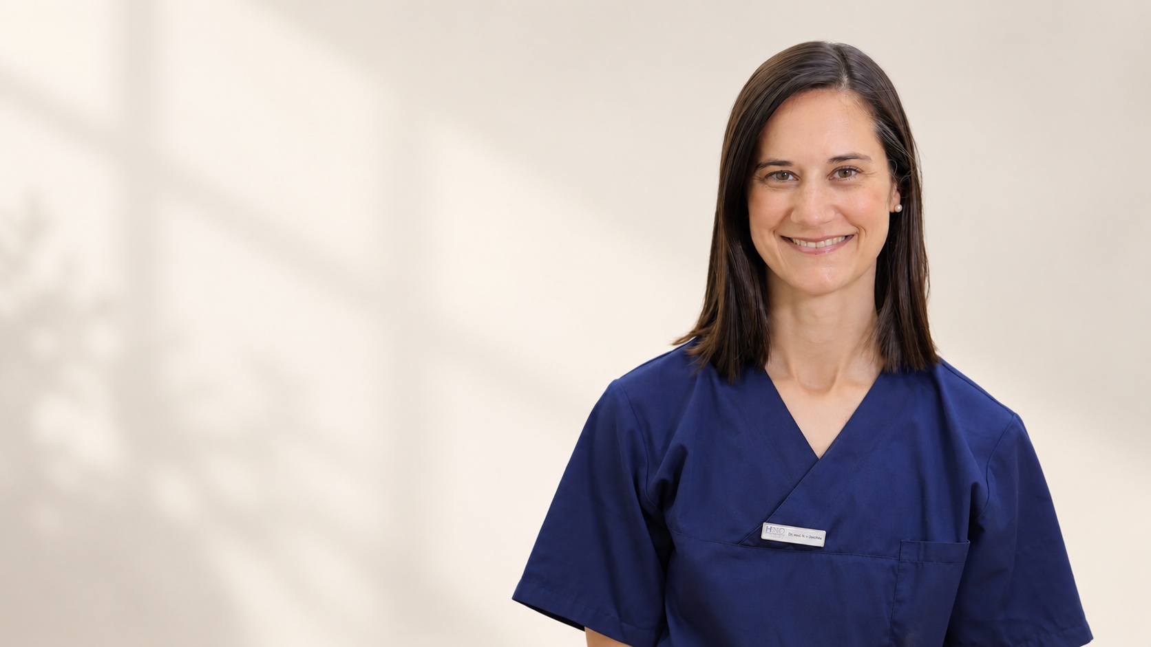 Dr. med. Nathalie von Jaschke vor einem hellen Hintergrund