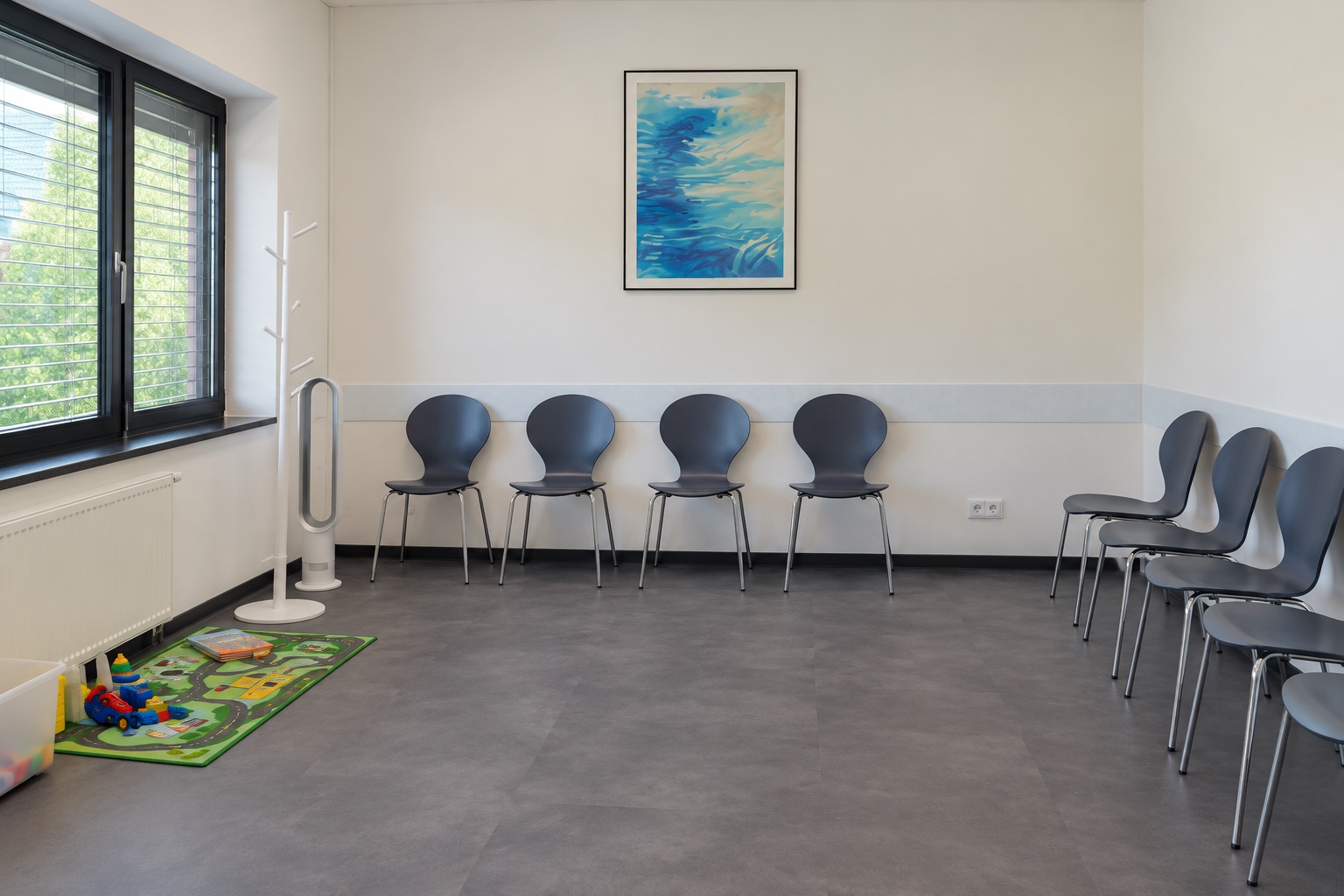 Blaue Stühle am Wandbild im Wartezimmer der HNO-Praxis Kladow