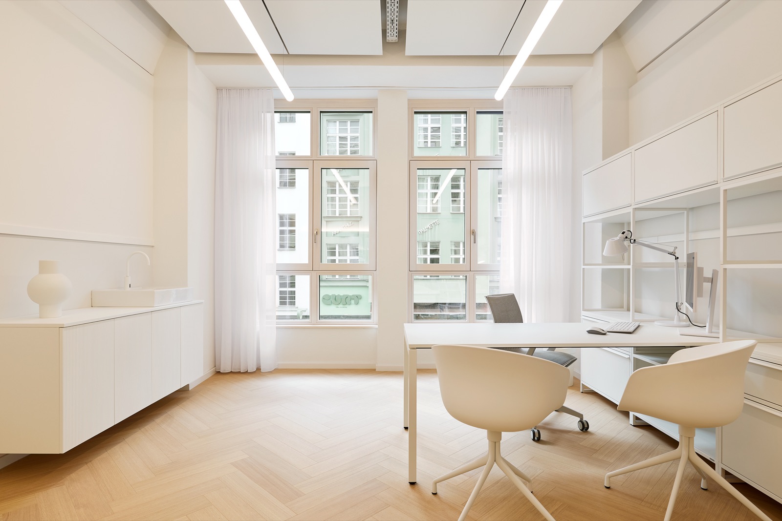 Helles Sprechzimmer am Standort der HNO Privat Praxis (Berlin Mitte)